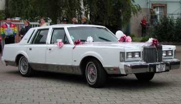 la voiture des mariés : une Lincoln
